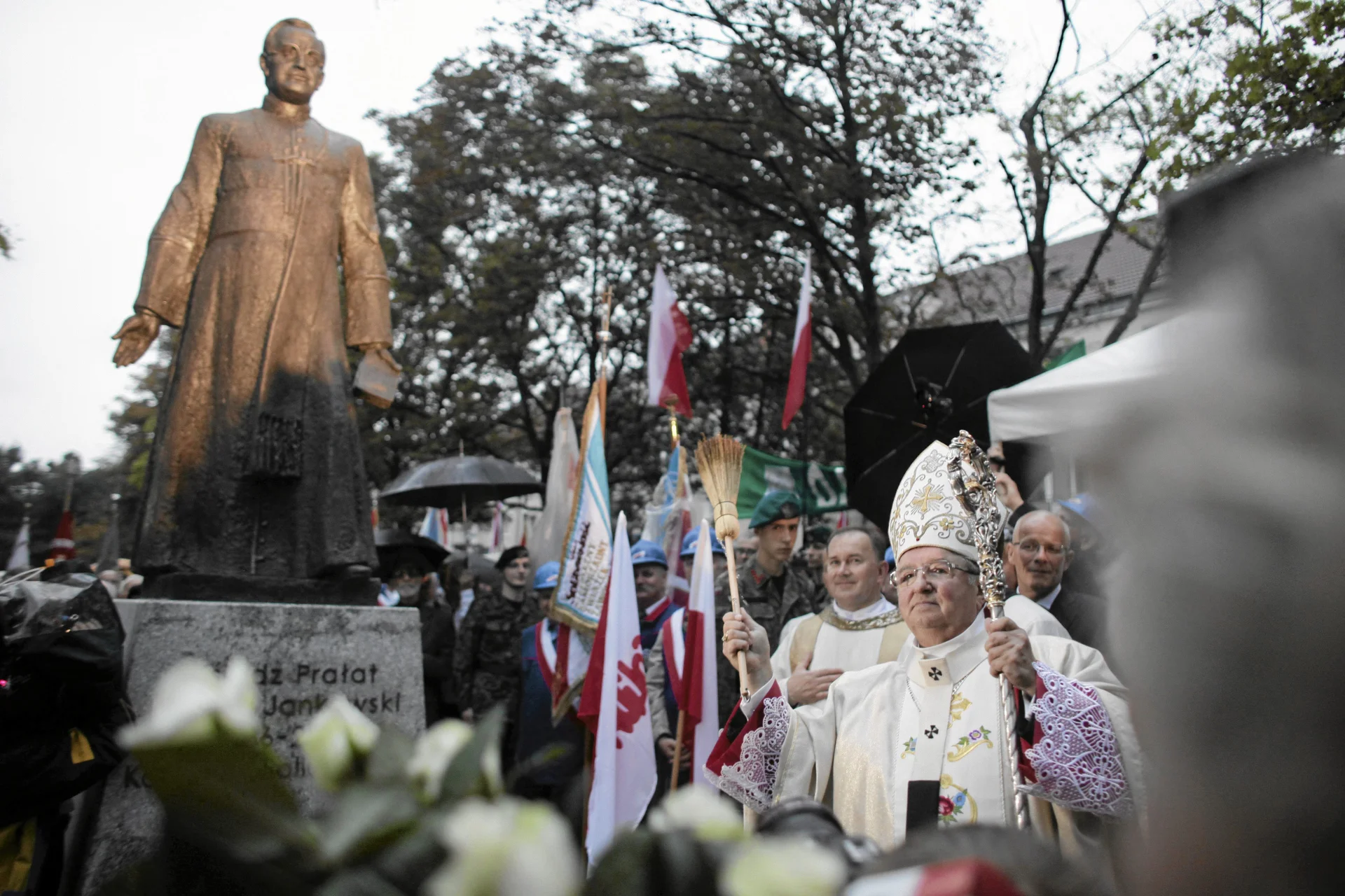 Pomnik ks. Henryka Jankowskiego odsłonięto w 2012 roku.