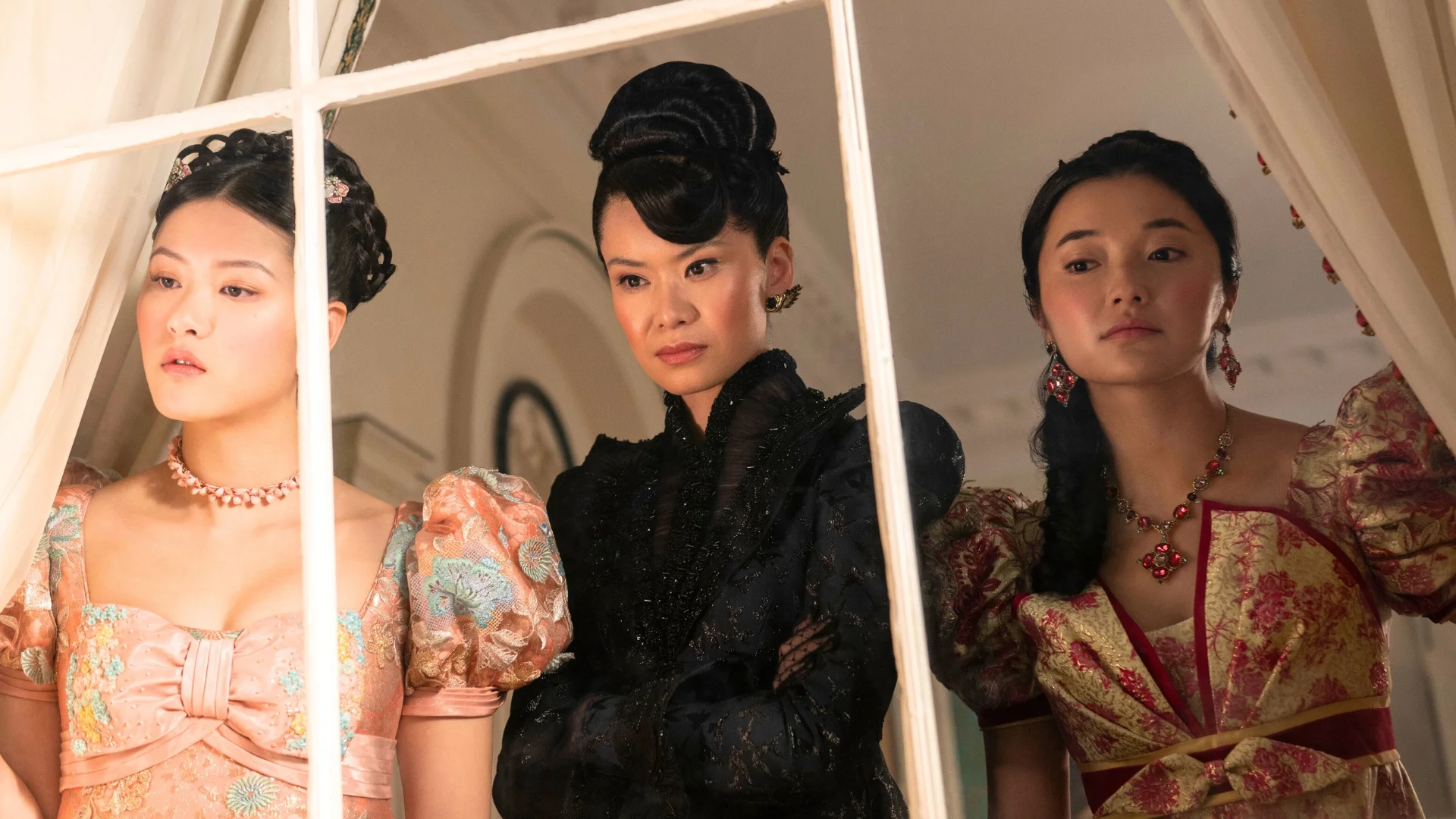 Isabella Wei, Katie Leung i Michelle Mao w 4. sezonie "Bridgertonów"