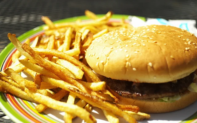 Gdyby nie antyutleniacze, kanapki dostępne w popularnych sieciach fast-food wyglądałyby zupełnie inaczej. [url=http://bit.ly/1WlqxaE]Max Slowik[/url] / [url=http://bit.ly/1rRyEZO]CC BY SA 2.0[/url]