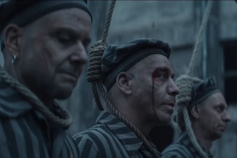 Muzycy zespołu Rammstein zostali oskarżeni o profanację Holokaustu.