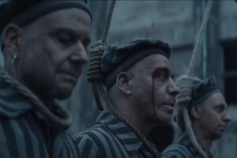 Muzycy zespołu Rammstein zostali oskarżeni o profanację Holokaustu.