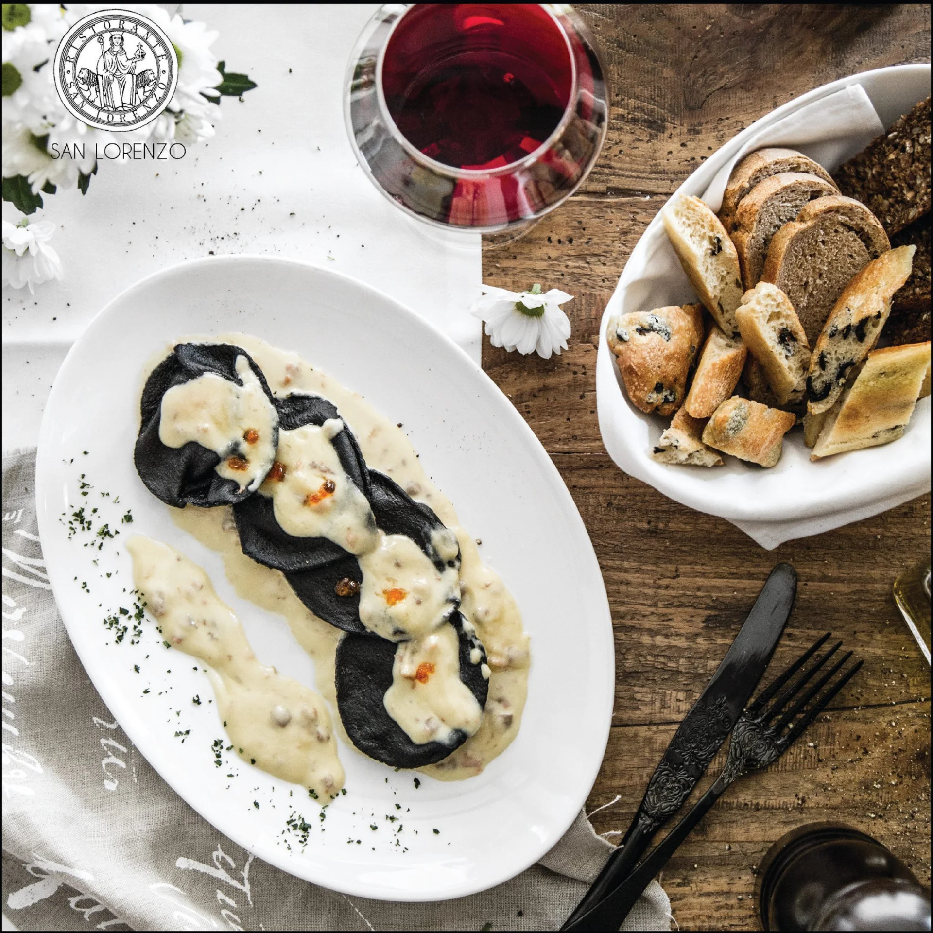 Czarne ravioli z nadzieniem ze świeżego łososia w kremie z wędzonego łososia z czerwonym kawiorem