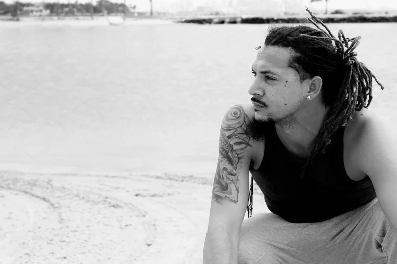 Wstrzymywanie się od seksu przyśpiesza porost włosów na twarzy.