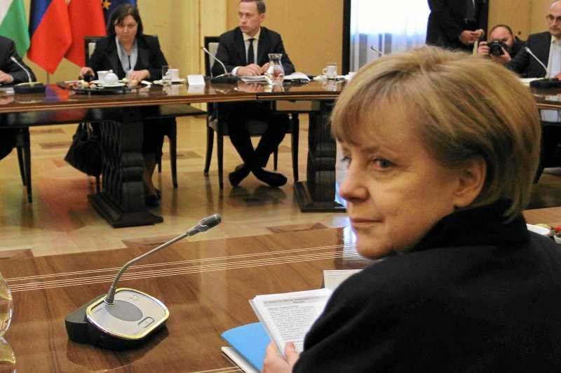 W internecie krąży zdjęcie, które rzekomo przedstawia młodą Angelę Merkel na plaży nudystów.