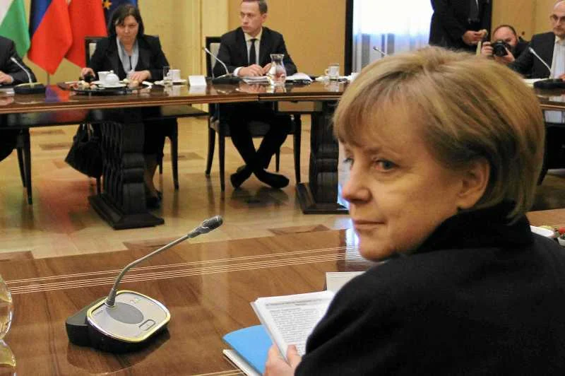 W internecie krąży zdjęcie, które rzekomo przedstawia młodą Angelę Merkel na plaży nudystów.