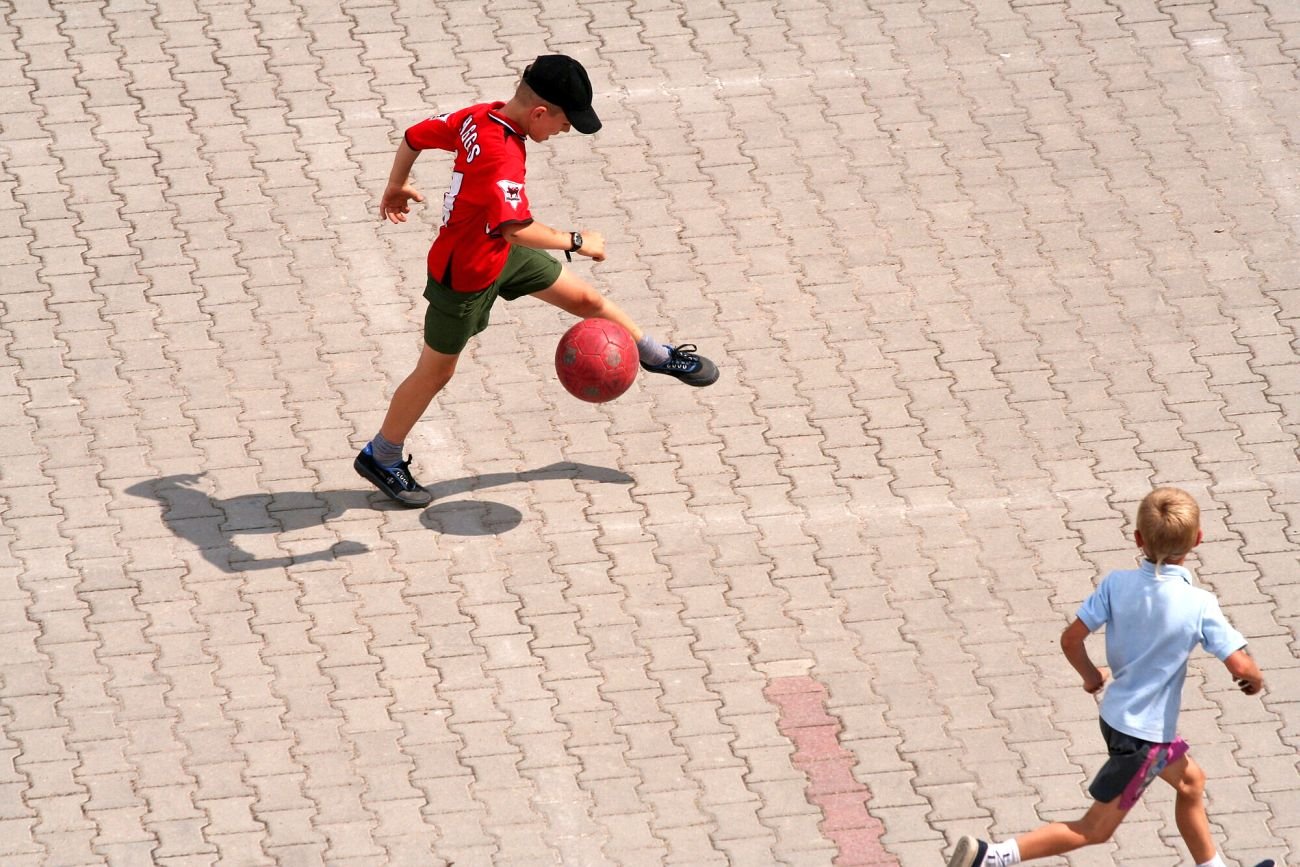 Prezes spółdzielni z Grodziska zabrał dzieciom boisko do kosza, by przerobić je na parking (zdjęcie ilustracyjne).