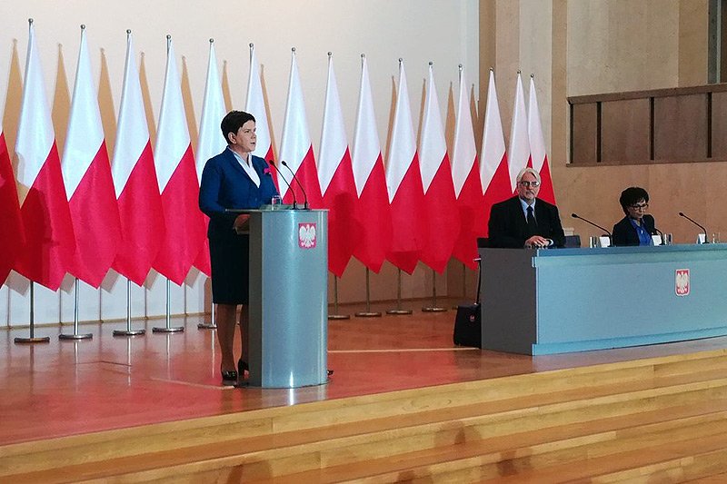 Premier Beata Szydło w czwartek zapewniała, że Polska zostanie w Unii Europejskiej. Wypowiedziane na koniec słowa i oprawa jej wystąpienia zdawały się jednak sugerować co innego...