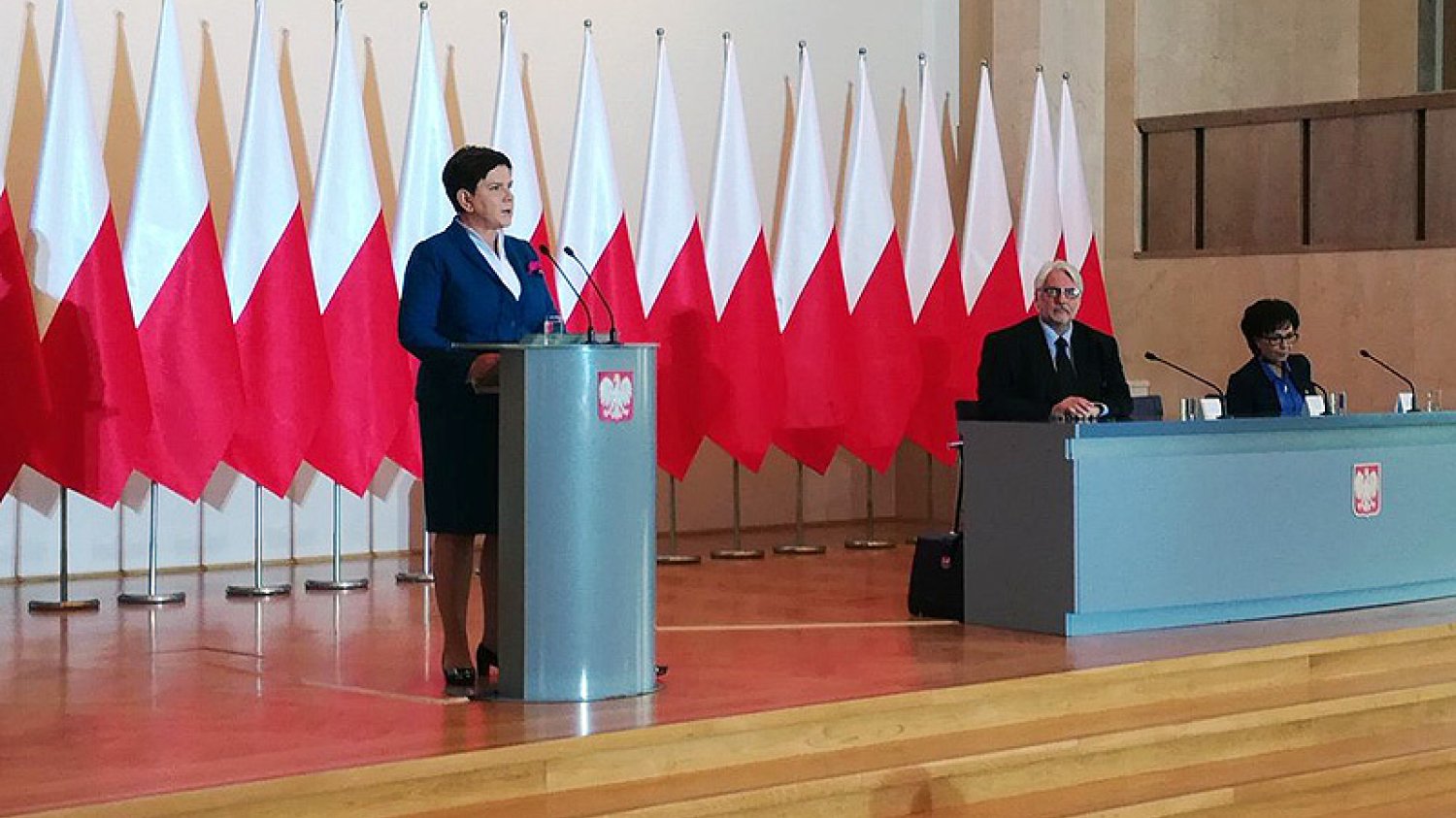 Premier Beata Szydło w czwartek zapewniała, że Polska zostanie w Unii Europejskiej. Wypowiedziane na koniec słowa i oprawa jej wystąpienia zdawały się jednak sugerować co innego...