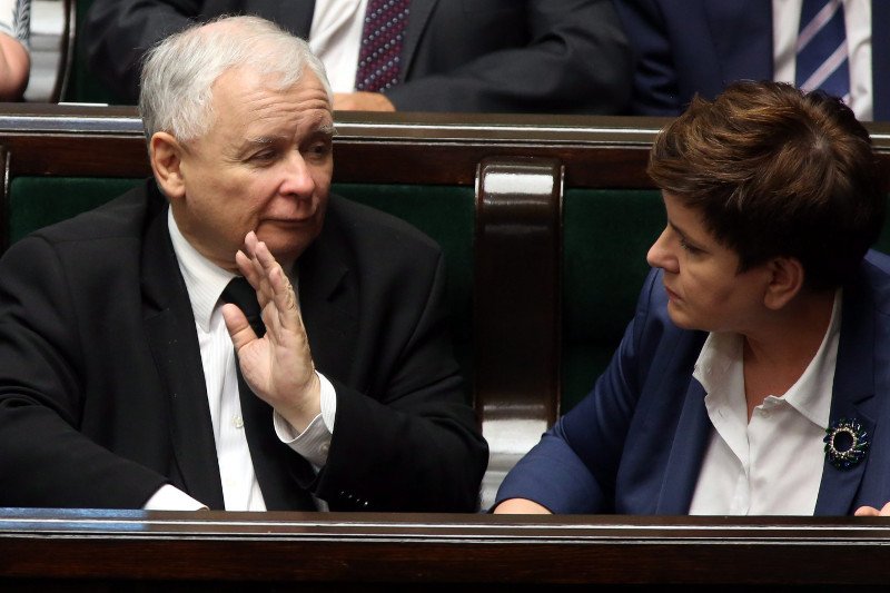 – Jarosław Kaczyński jest władcą rządowych marionetek - pisze politolog R. Daniel Kelemen.