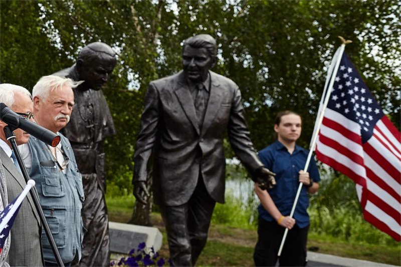 Pomnik papieża i prezydenta został pomazany różową farbą.