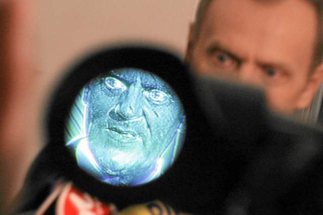 Donald Tusk na celowniku kamery podczas konferencji prasowej