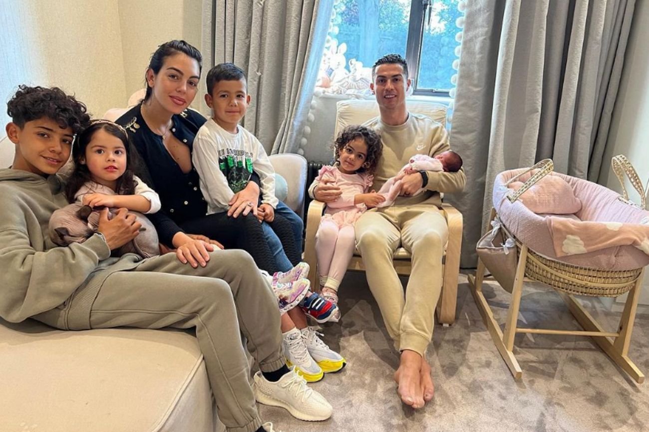 Cristiano Ronaldo z Georginą Rodriguez i ich piątką pociech są już wszyscy razem w domu