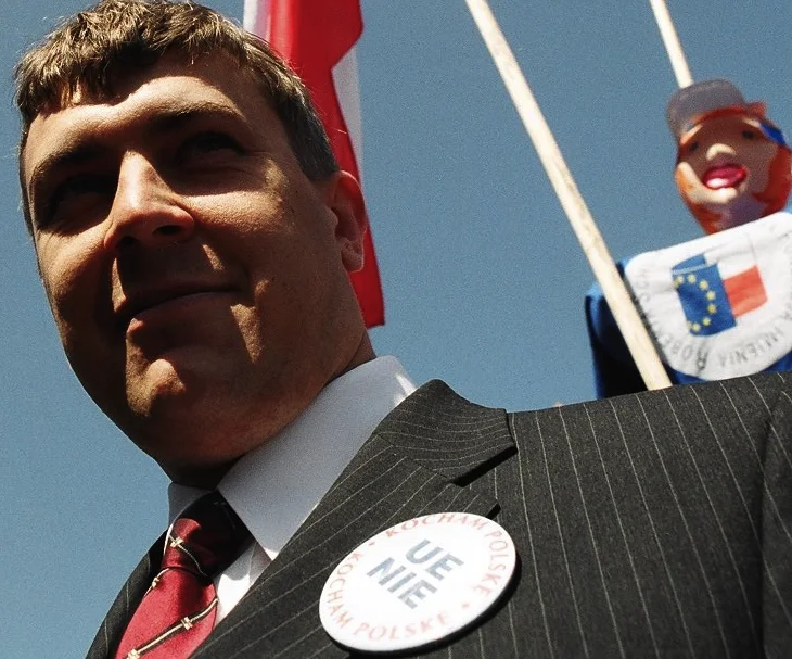 Unii NIE! Roman Giertych na czele antyeuropejskiej manifestacji, Warszawa 2003 r. W tle kukła Róży Thun, ówczesnej szefowej Fundacji Schumana.