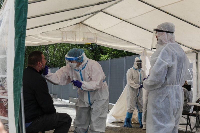 Holandia rozpoczyna szczepienia szczepionką AstraZenecą. Rząd planuje zaszczepić najpierw seniorów i osoby z grupy podwyższonego ryzyka.