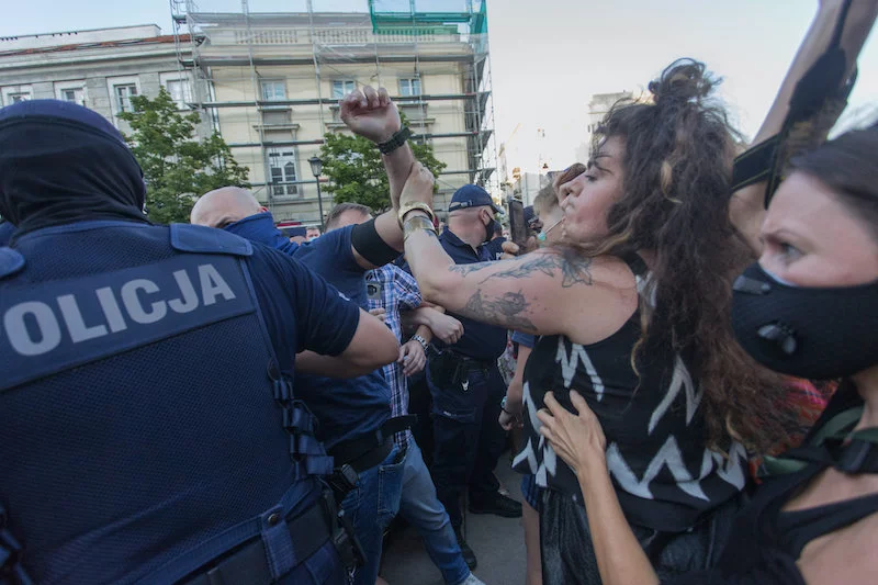W Warszawie odbył się protest w obronie aktywistki. Doszło do starć z policją, są zatrzymani.