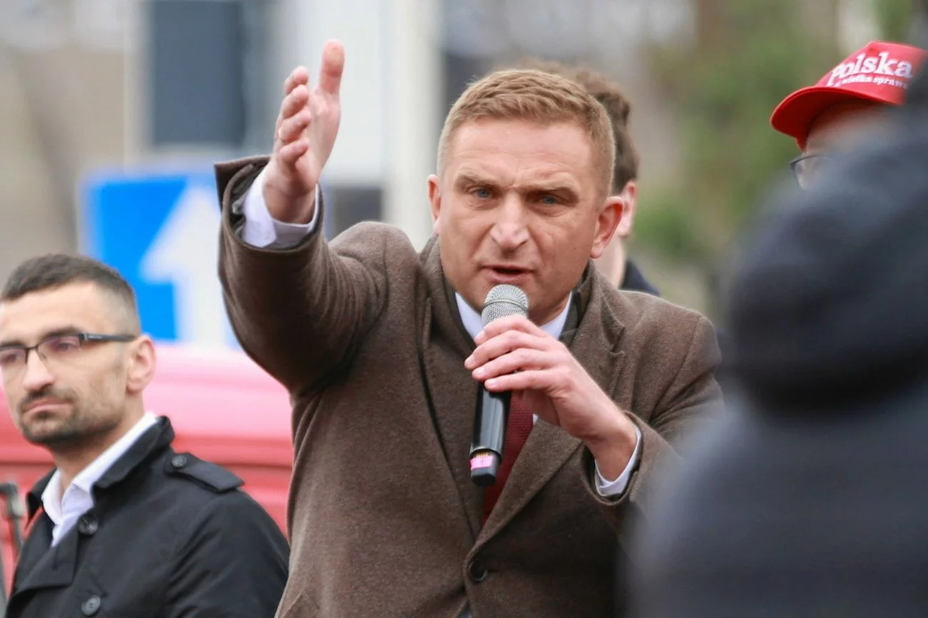 Robert Bąkiewicz odpowiedział Donaldowi Tuskowi. "Wylądujesz pod celą".