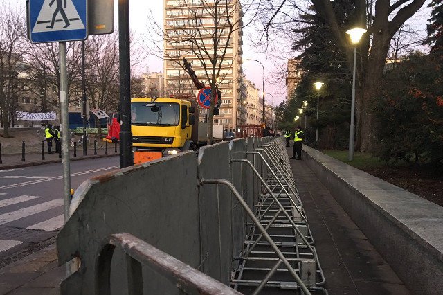 Władza nie pierwszy raz odgradza się od obywateli (tak było niedawno). Czy tym razem spodziewa się demonstracji w związku z ogłoszeniem prezydenckich ustaw sądowych?