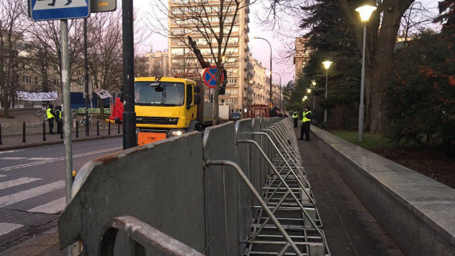 Władza nie pierwszy raz odgradza się od obywateli (tak było niedawno). Czy tym razem spodziewa się demonstracji w związku z ogłoszeniem prezydenckich ustaw sądowych?
