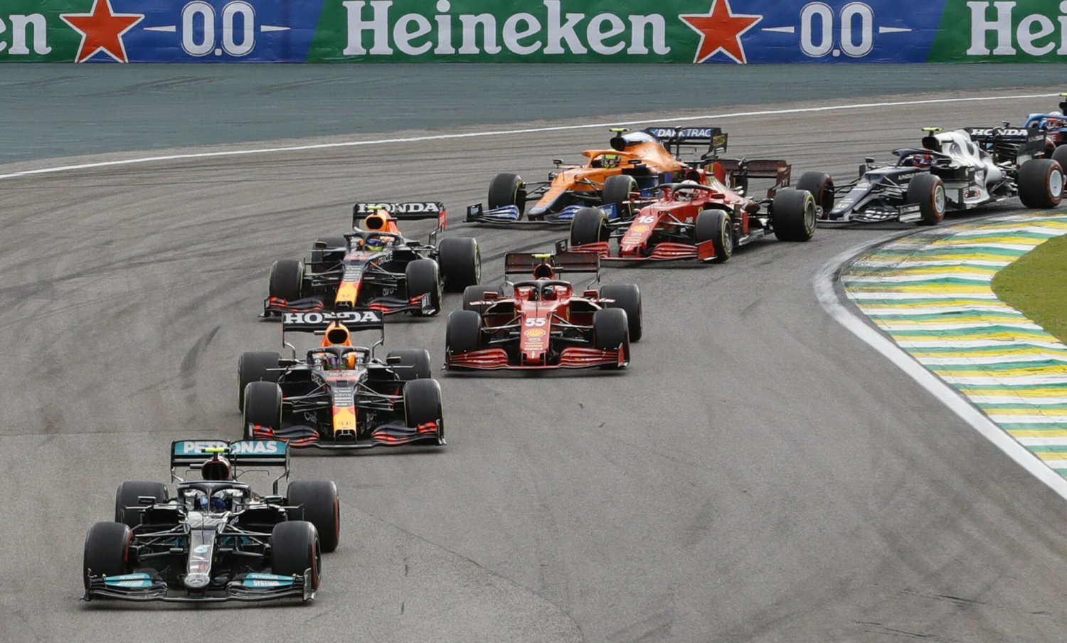 Valtteri Bottas wystartował znakomicie do sprintu kwalifikacyjnego i zgarnął "pole position" w Sao Paulo