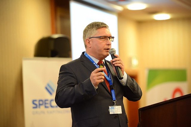 Krzysztof Tokarz zagrzewa małych sklepikarzy do wspólnej walki z konkurencją. Chce stworzyć sieć 10 tys. sklepów, które mogłyby stawić czoła dyskontom.