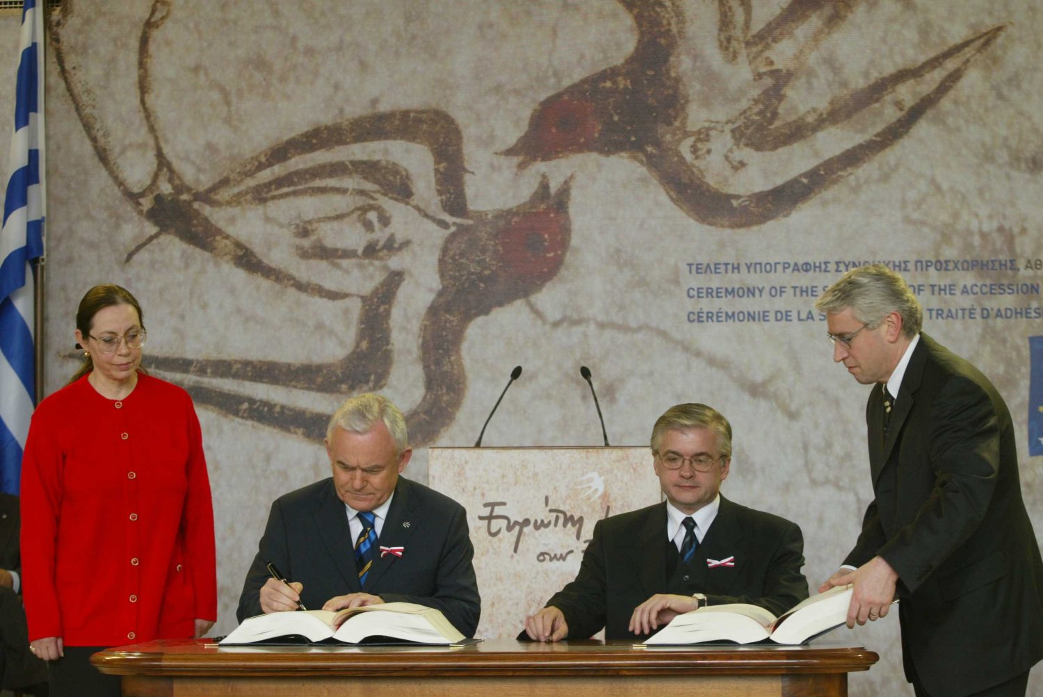 Premier Leszek Miller i minister spraw zagranicznych Włodzimierz Cimoszewicz w imieniu Polski podpisują traktat akcesyjny do UE, 16.04.2003 Akropol, Ateny