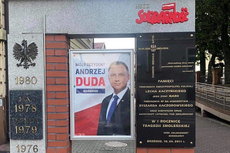 Baner Andrzeja Dudy pojawił się na Pomniku Solidarności.