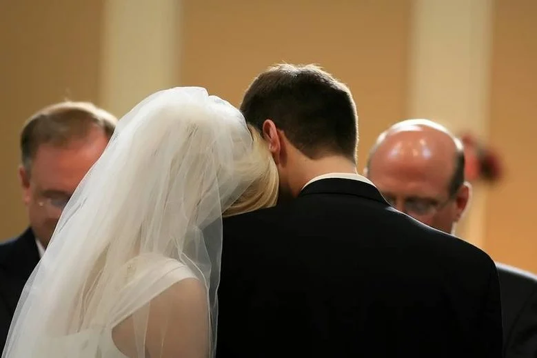 Po tym, jak została przewieziona do szpitala, para młoda postanowiła dokończyć ceremonię zaślubin.