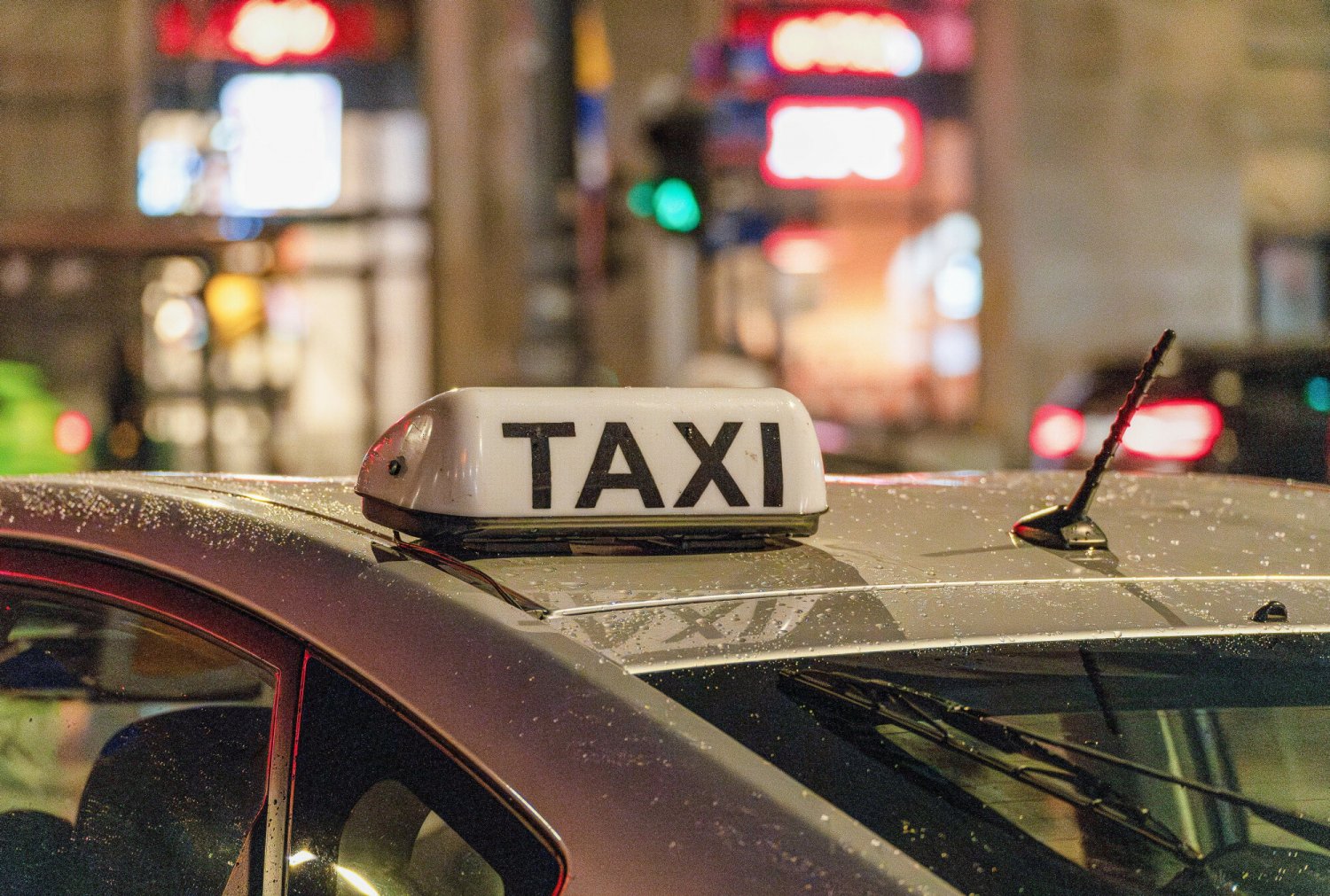 Zapłaciła za taksówkę w Warszawie kosmiczną kwotę. Zgłosiła się na policję Cena taxi w Warszawie zwaliła ją z nóg. Od razu poszła z tym na policję