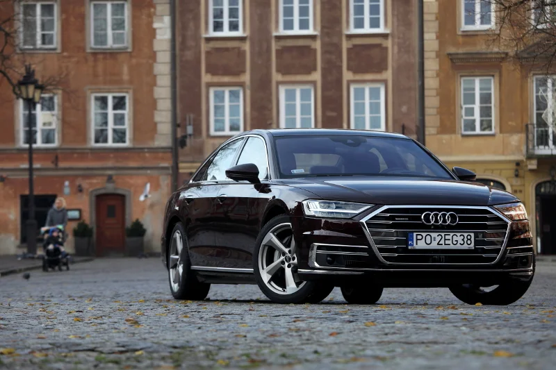 Grill typu single frame jest w Audi A8 niższy i szerszy.