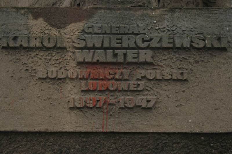 Fragment zburzonego pomnika generała Świerczewskiego w Poznaniu