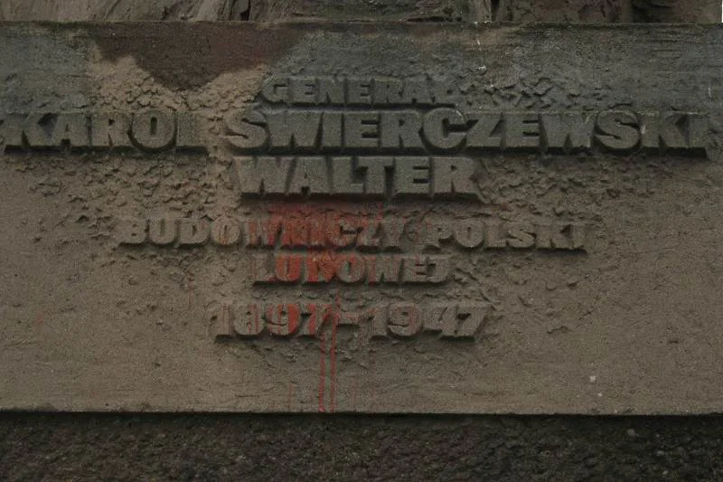 Fragment zburzonego pomnika generała Świerczewskiego w Poznaniu