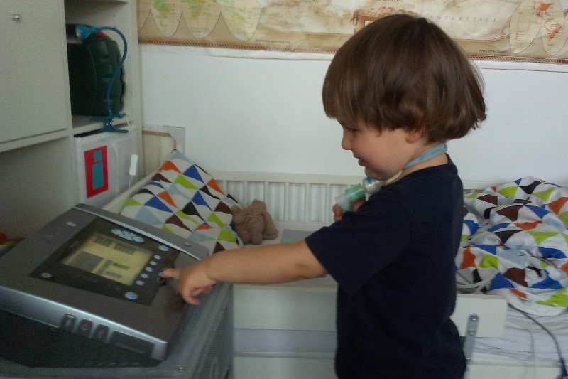 Gdy tylko zasypia, przestaje oddychać. Leo choruje na Klątwę Ondyny. "On po prostu nie czuje, że musi złapać oddech"