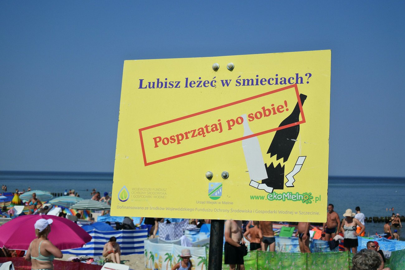 Część turystów zostawia za sobą śmieci na plaży. O tym, by nie robić bałaganu, przypominają im specjalne znaki.