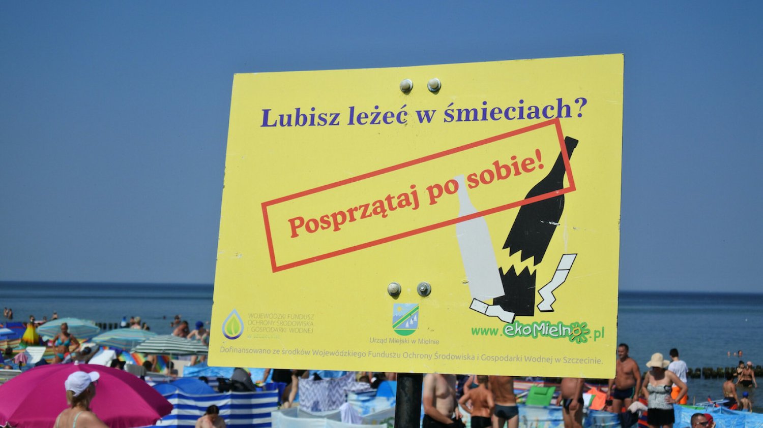 Część turystów zostawia za sobą śmieci na plaży. O tym, by nie robić bałaganu, przypominają im specjalne znaki.