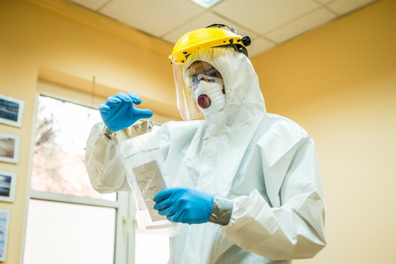 Covid-19 znów atakuje. Nowy wariant dotarł do Polski.