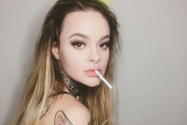 Wnuczka Leszka Millera zasłynęła liczbą tatuaży, które pokrywają dużą część jej ciała.