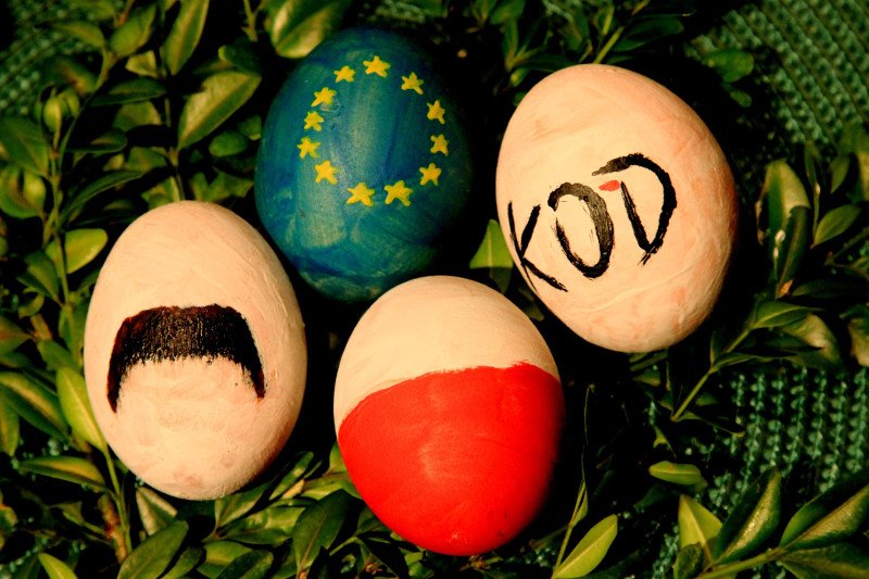 O ironio, Polska ma być promowana jako kraj, który pierwszy w Europie wprowadził konstytucję.