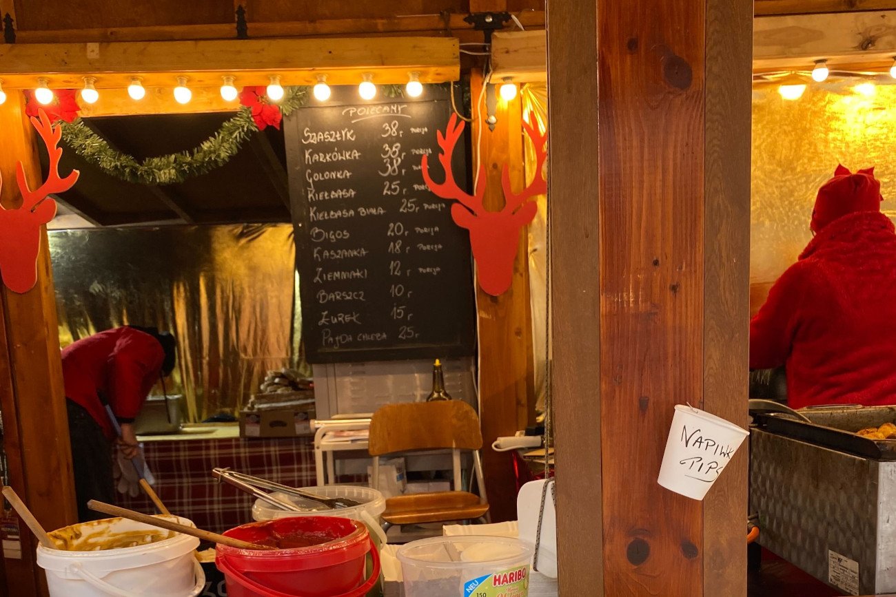 W mediach społecznościowych pojawiają się liczne komentarze o wysokich cenach, jakie dyktują w tym roku właściciele stoisk na bożonarodzeniowych jarmarkach.