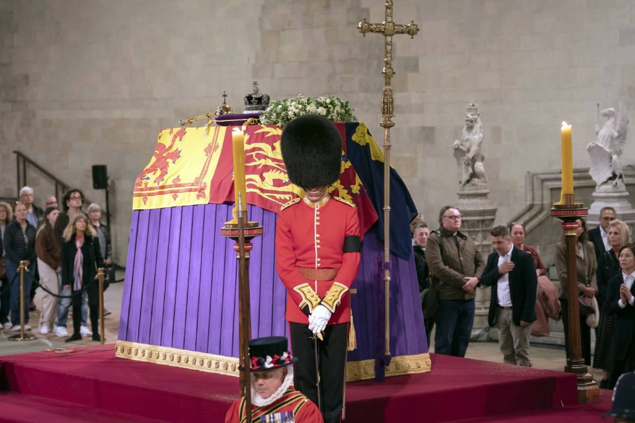 Strażnik zemdlał na warcie przy trumnie Elżbiety. Nie wygląda to dobrze