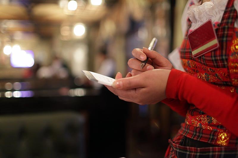 Kelnerki w czerwonym dostają większe napiwki