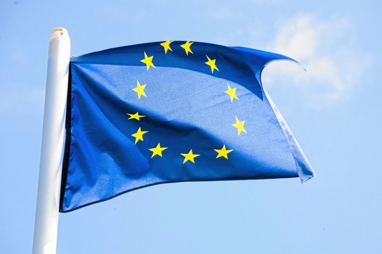 Flaga Unii Europejskiej w lokalu wyborczym podczas wyborów europejskich przeszkadza zwolennikowi skrajnej prawicy.