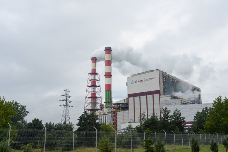 Szkodliwy olej turbinowy z elektrowni w Ostrołęce wyciekł do rzeki Narew