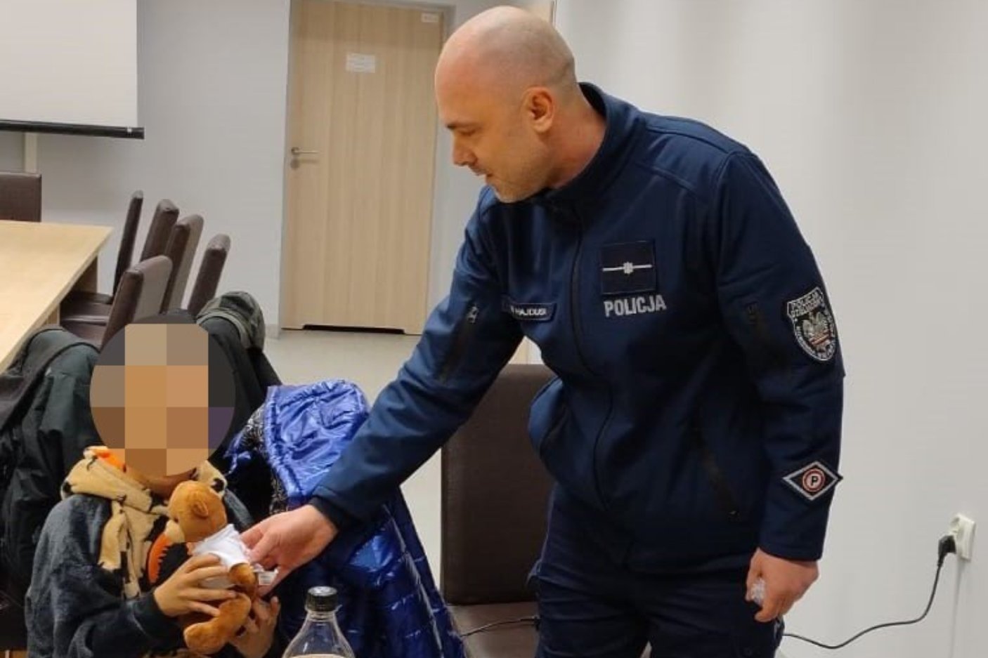 Szokujące sceny w Chorzowie. Pijana matka na trawniku, obok płakało dziecko