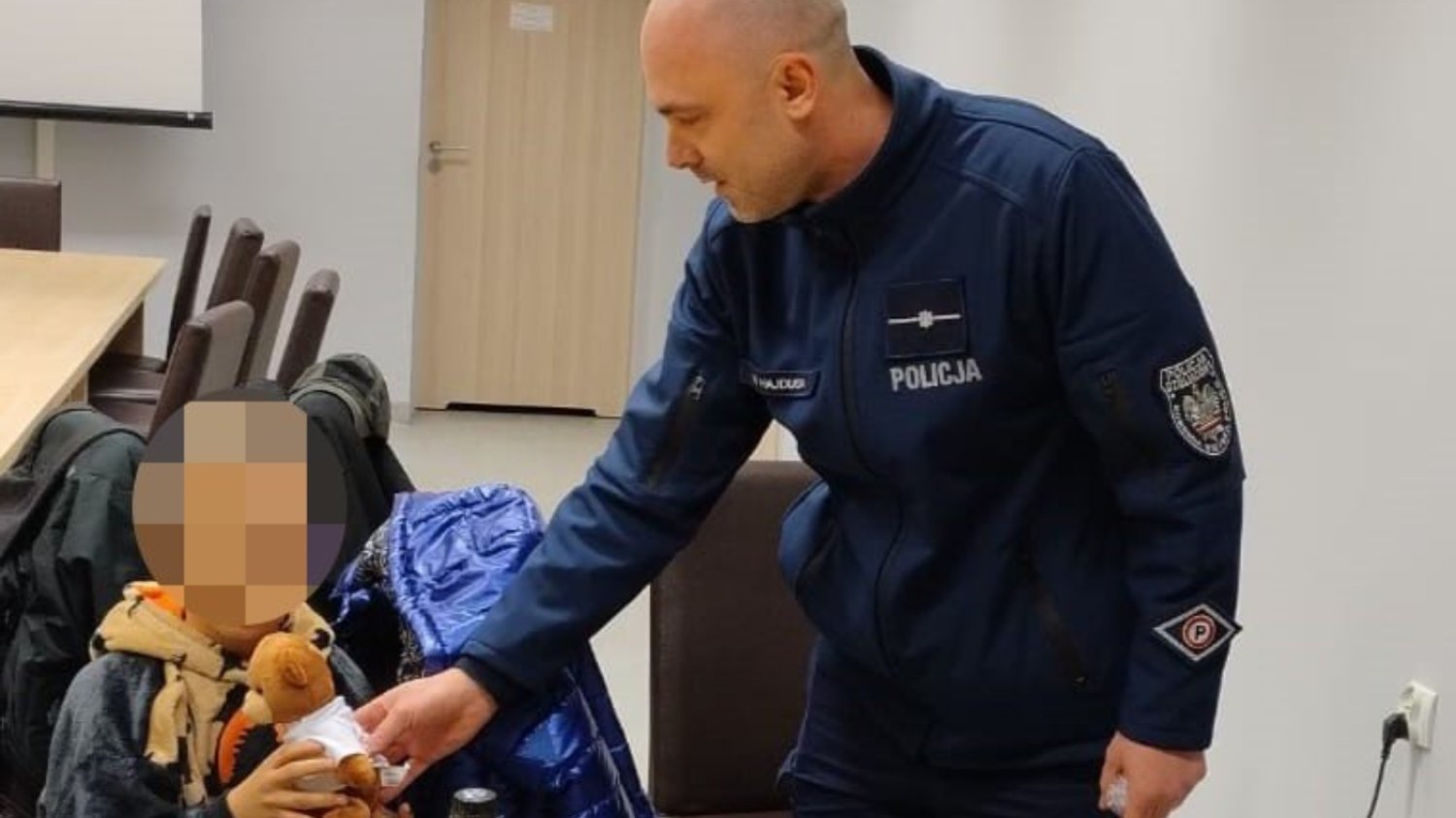 Szokujące sceny w Chorzowie. Pijana matka na trawniku, obok płakało dziecko