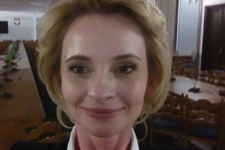 Izabela Pek zamieściła nocny wpis na Twitterze, w którym powróciła do namiętnych uniesień w hotelu poselskim, jakie przeżywała ze Stanisławem Piętą.