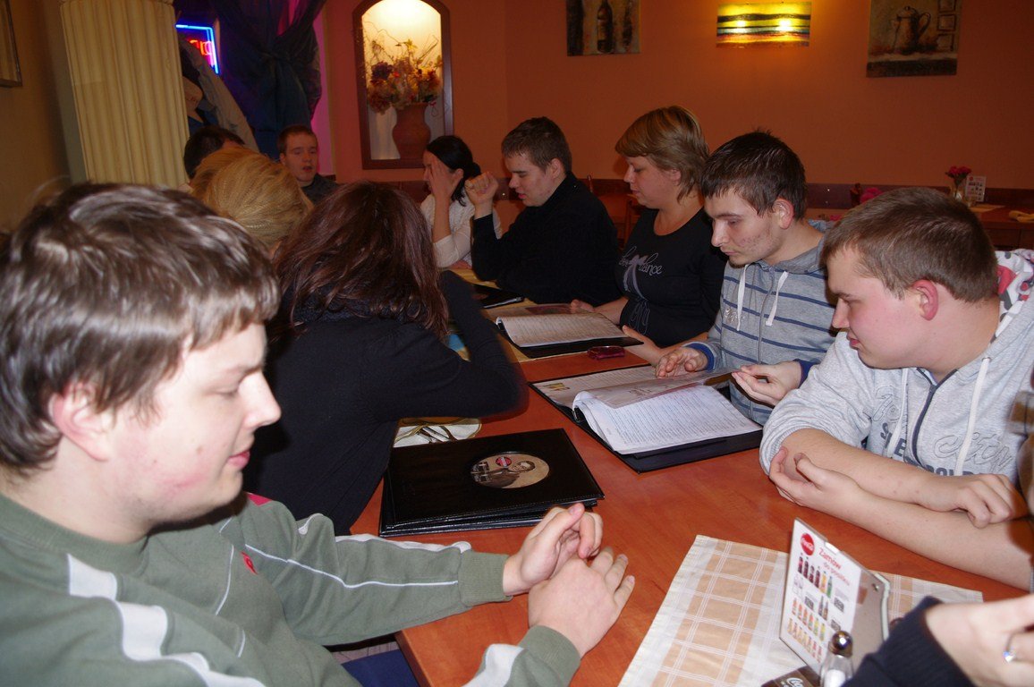 W oczekiwaniu na pizzę. Na pierwszym planie Piotr, od prawej Adam, Mateusz, nauczycielka Milena Moszczyńska, Michał, Anna Wangin, koordynator Klubu Autysty i Rafał.