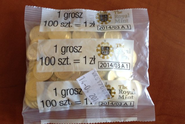 Jeszcze cieplutkie grosze z brytyjskiej mennicy. Warto było zapłacić 54 mln złotych? Przynajmniej kolekcjonerzy mają gratkę.