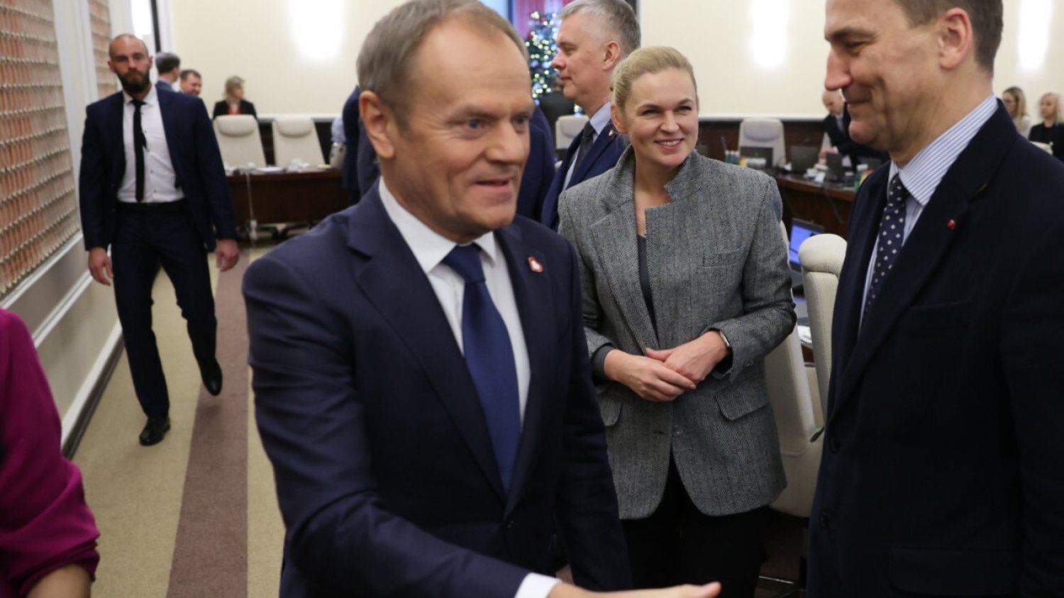 Premier Donald Tusk na posiedzeniu Rady Ministrów (27.12.2023) Właśnie uścisnął dłoń ministry edukacji Barbary Nowackiej i ministra spraw zagranicznych Radosława Sikorskiego. Premier Donald Tusk na posiedzeniu Rady Ministrów (27.12.2023) Właśnie uścisnął dłoń ministry edukacji Barbary Nowackiej i ministra spraw zagranicznych Radosława Sikorskiego.