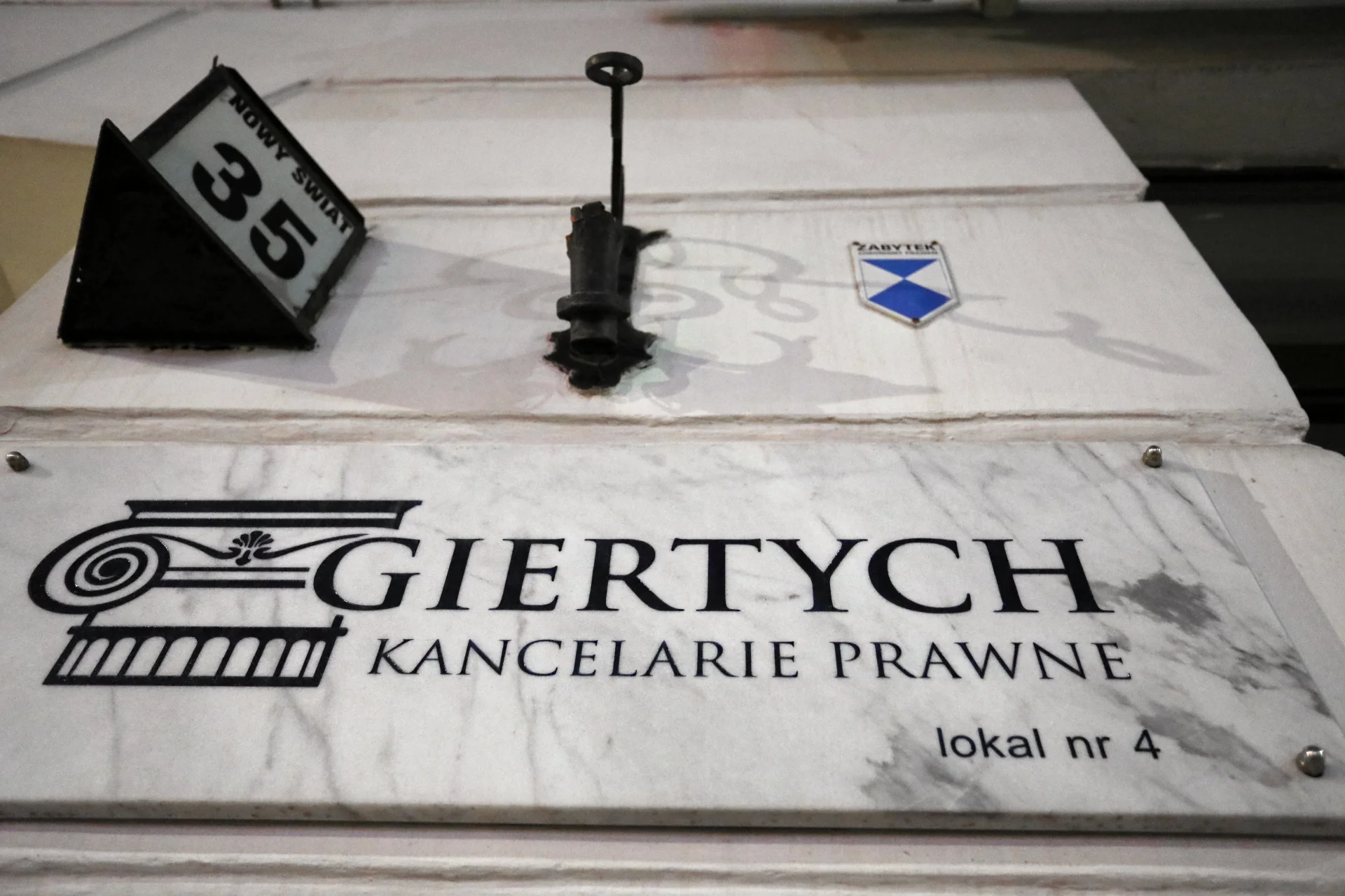 Żona Romana Giertycha, Barbara na co dzień pracuje w kancelarii prawnej męża.