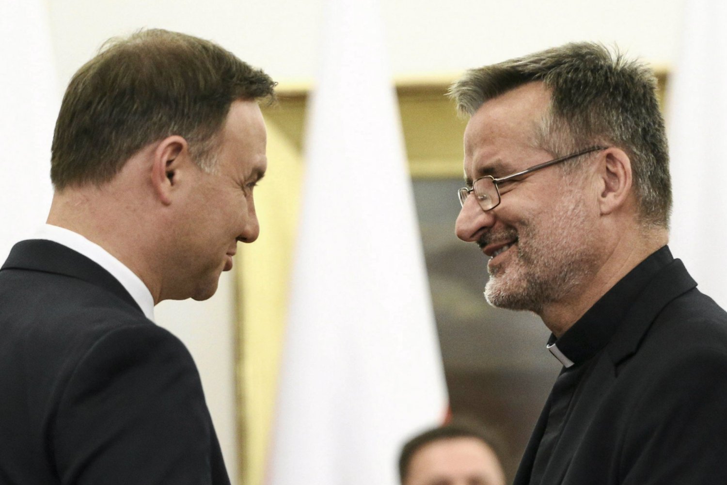 Ksiądz Stanisław Jurczuk powiedział w "Sprawie dla reportera", jakie są obowiązki żony w łóżku. Na zdjęciu z Andrzejem Dudą podczas inauguracji Narodowej Rady Rozwoju.